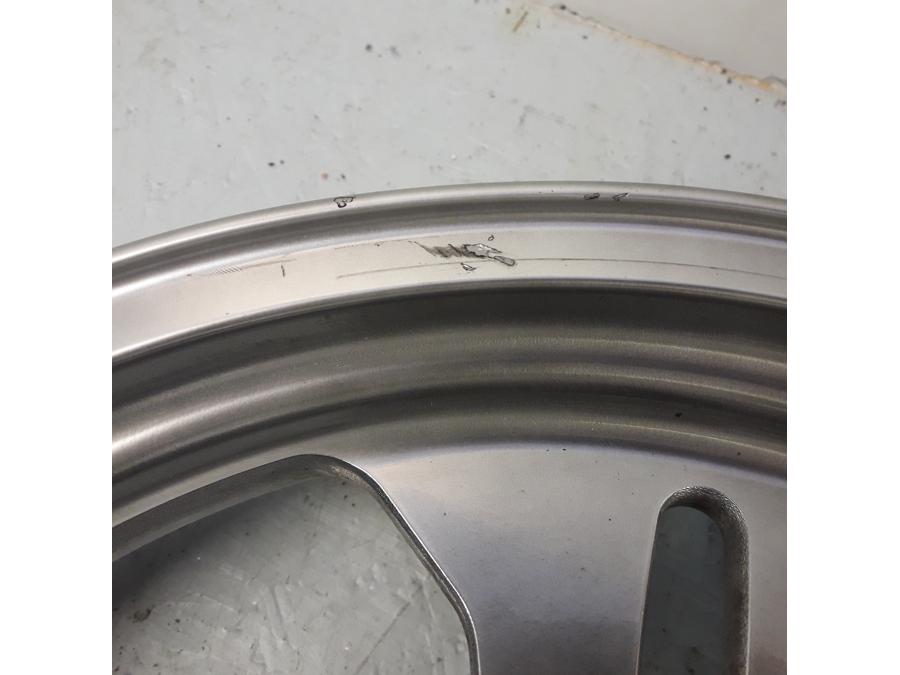 Höger sida på Fälg från en Suzuki VZ 1600 -2005 motorcykel.