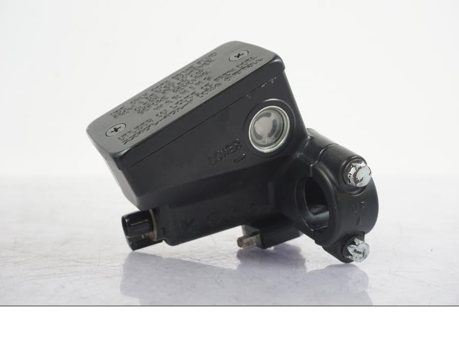 Höger sida på Bromshuvudcylinder från en Suzuki GSX 1300 RX -1999 motorcykel.