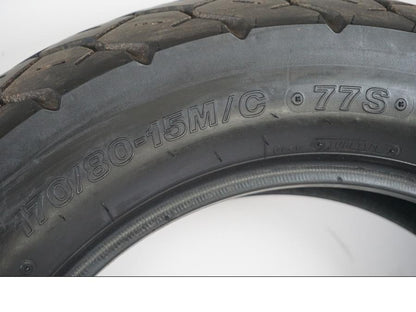 Höger sida på <p>Begagnad däck av märket Bridgestone och modell Exedra G546.</p>

<p>Dimension 170/80-15 M/C 77S. </p>

<p>Mönsterdjup ca: 4,00mm.</p>

<p>Mönsterdjup yttre kanter ca: 5,40mm.</p>

<p>Tillv: Vecka 44 år 2014.</p> moped.