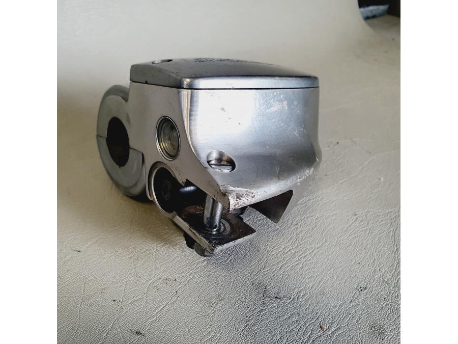 Framsidan på Bromshuvudcylinder från en Yamaha XV 1900 -2007 motorcykel.