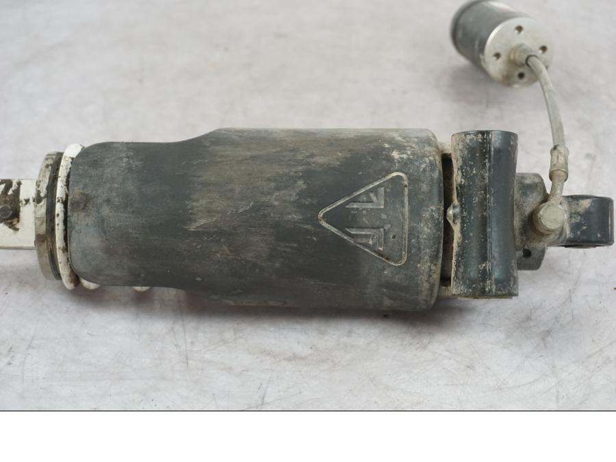 Snett uppifrån på Stötdämpare från en Triumph Tiger Explorer -2016 motorcykel.