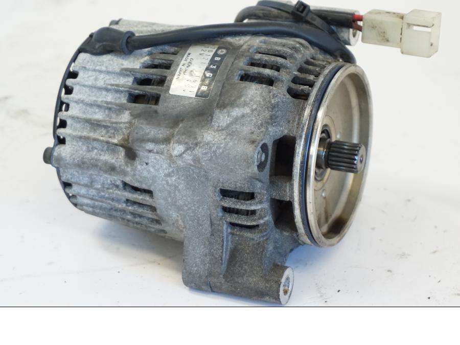 Framsidan på Generator från en Yamaha YZF 1000 R -1997 motorcykel.