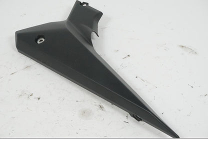 Baksidan på Sidopanel från en Yamaha XJ 6 -2011 motorcykel.