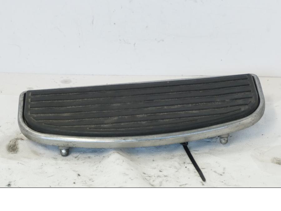 Snett nerifrån på Fotplatta från en Kawasaki VN 1500 -1996 motorcykel.