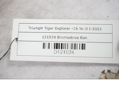Snett nerifrån på Bromsskiva från en Triumph Tiger Explorer -2016 motorcykel.