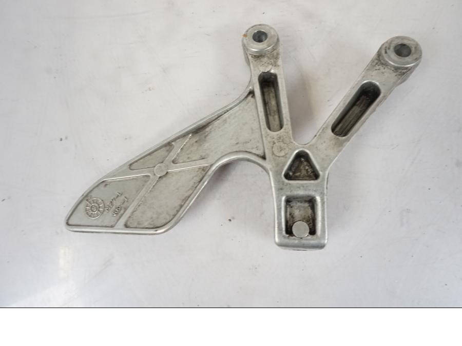 Vänster sida på Fotpinnefäste från en Honda VFR 750 -1994 motorcykel.