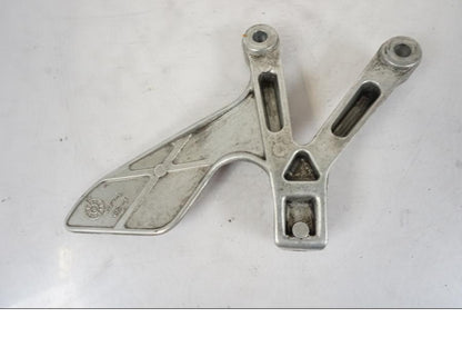 Vänster sida på Fotpinnefäste från en Honda VFR 750 -1994 motorcykel.