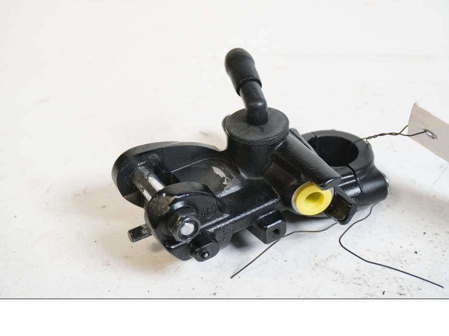 Framsidan på Bromshuvudcylinder från en BMW S 1000 RR -2013 motorcykel.