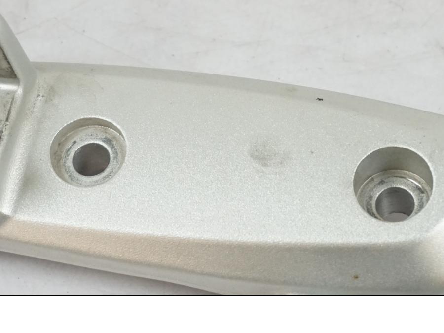 Baksidan på Fotpinnefäste från en BMW R 1200 R -2007 motorcykel.