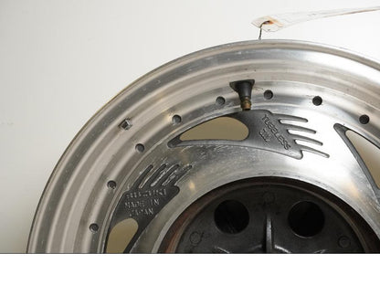 Snett uppifrån på Fälg från en Suzuki VZ 800 -1997 motorcykel.