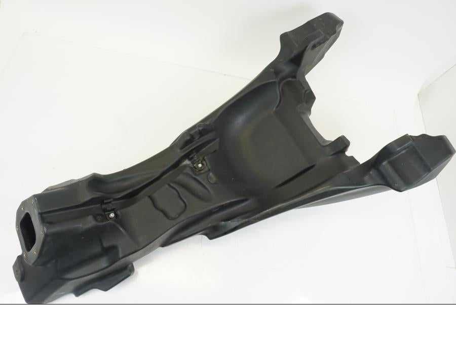 Extrabild2 på Bensintank från en Ducati Hyperstrada -2013 motorcykel.