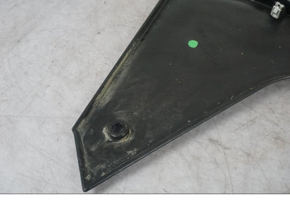 Snett nerifrån på Sidkåpa från en KTM 1290 Super Adventure S -2022 motorcykel.