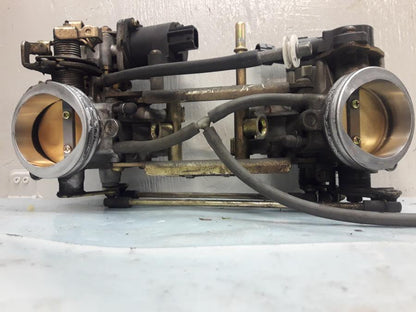 Framsidan på Spjällhus från en Suzuki SV 1000 -2004 motorcykel.