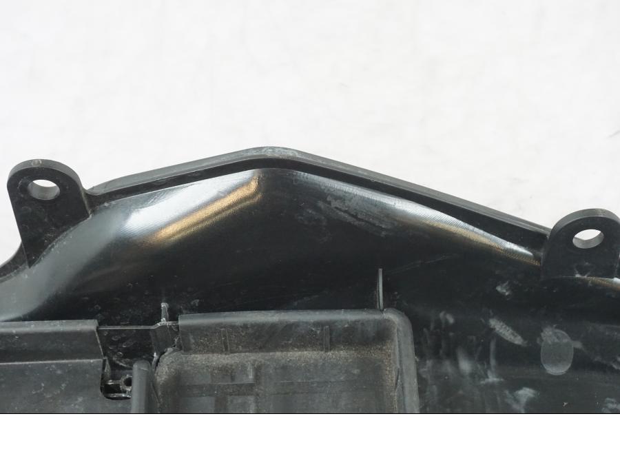 Snett nerifrån på Undertail från en KTM 690 Duke -2015 motorcykel.