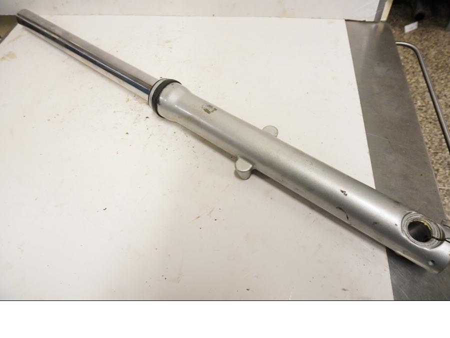 Framsidan på Gaffelben från en Triumph America -2004 motorcykel.