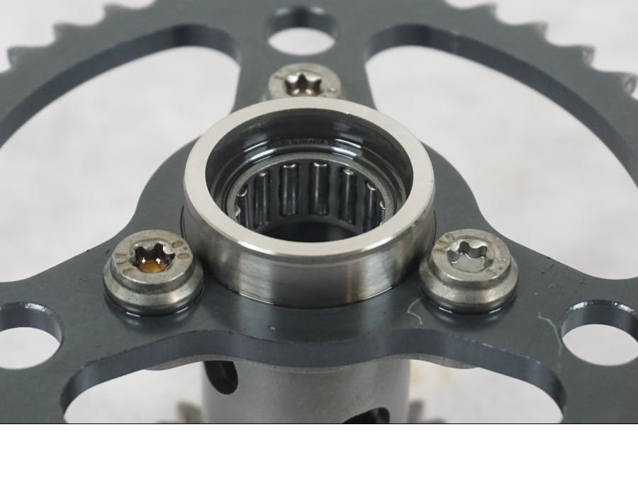 Snett nerifrån på Kamkedjedrev från en BMW R 1200 GSA -2014 motorcykel.