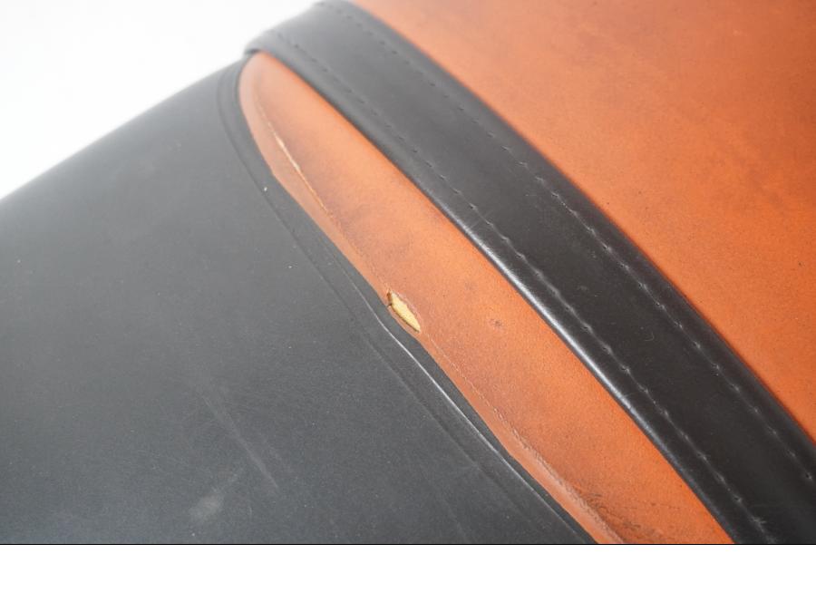 Höger sida på Sadel från en KTM 640 Duke -2006 motorcykel.