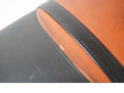 Höger sida på Sadel från en KTM 640 Duke -2006 motorcykel.