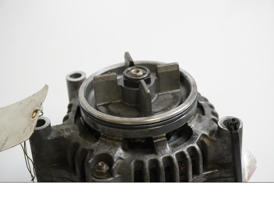 Baksidan på <p>Generator från Triumph Speed Triple 2001.</p>

<p>Extern, 1300350  101211-1611.</p> motorcykel.