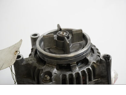 Baksidan på <p>Generator från Triumph Speed Triple 2001.</p>

<p>Extern, 1300350  101211-1611.</p> motorcykel.