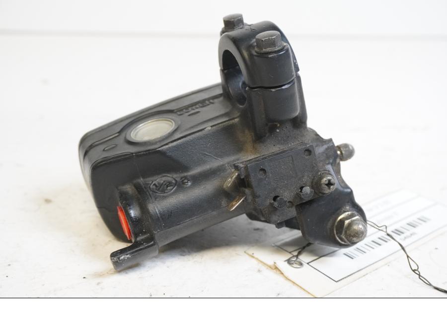 Vänster sida på Bromshuvudcylinder från en Honda VFR 800 -1999 motorcykel.
