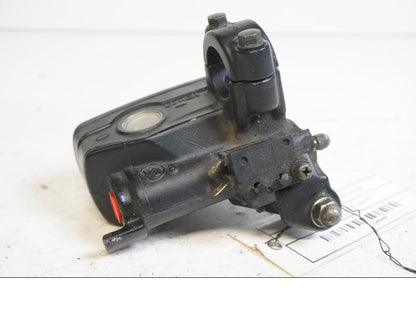 Vänster sida på Bromshuvudcylinder från en Honda VFR 800 -1999 motorcykel.