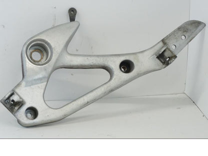 Framsidan på Fotpinnefäste från en Honda XL 1000 V -1999 motorcykel.