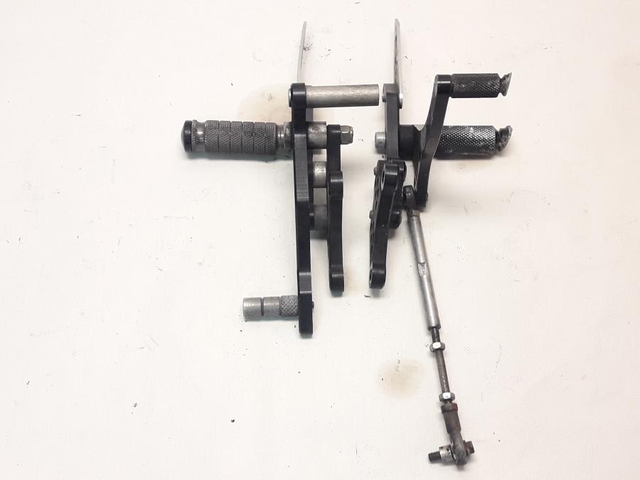 Framsidan på Fotreglage från en KTM 990 Super Duke -2007 motorcykel.