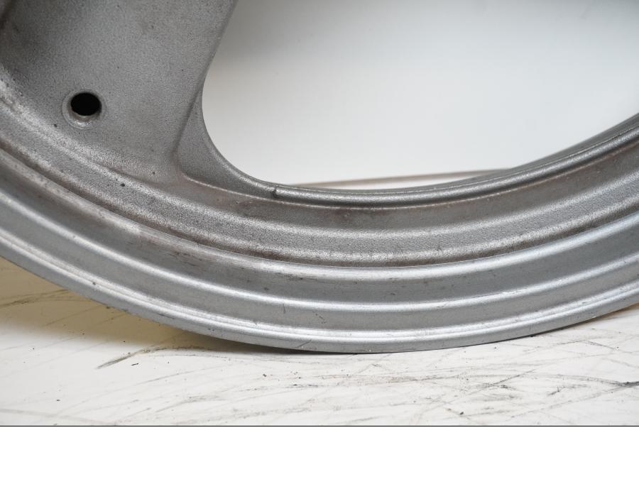 Höger sida på Fälg från en Yamaha FJ 1200 -1991 motorcykel.