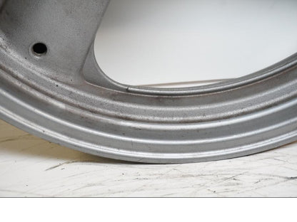 Höger sida på Fälg från en Yamaha FJ 1200 -1991 motorcykel.