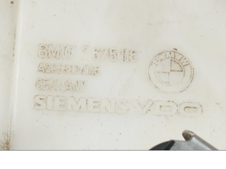 Baksidan på Bensintanksanslutning från en BMW R 1200 GS -2005 motorcykel.