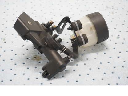 Framsidan på Bromshuvudcylinder från en BMW F 800 ST -2007 motorcykel.