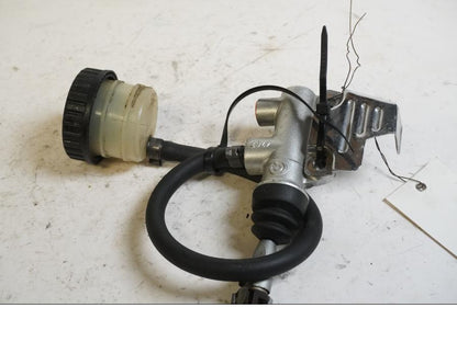 Baksidan på Bromshuvudcylinder från en BMW R 1200 C -2002 motorcykel.