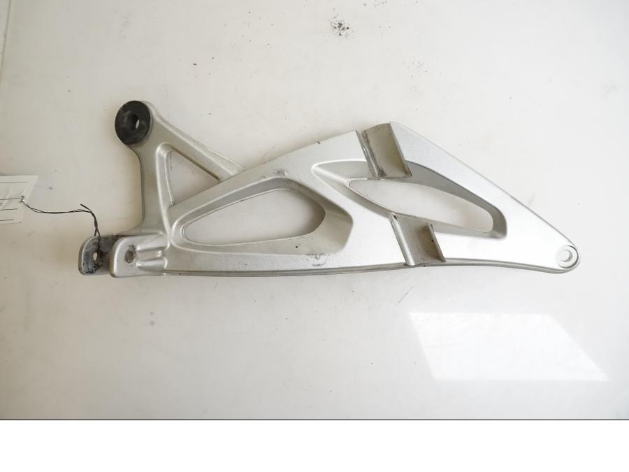 Framsidan på Fotpinnefäste från en BMW K 1200 S -2007 motorcykel.