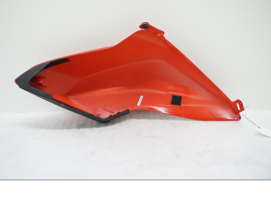 Höger sida på Bensintankskåpa från en Ducati Hypermotard -2020 motorcykel.