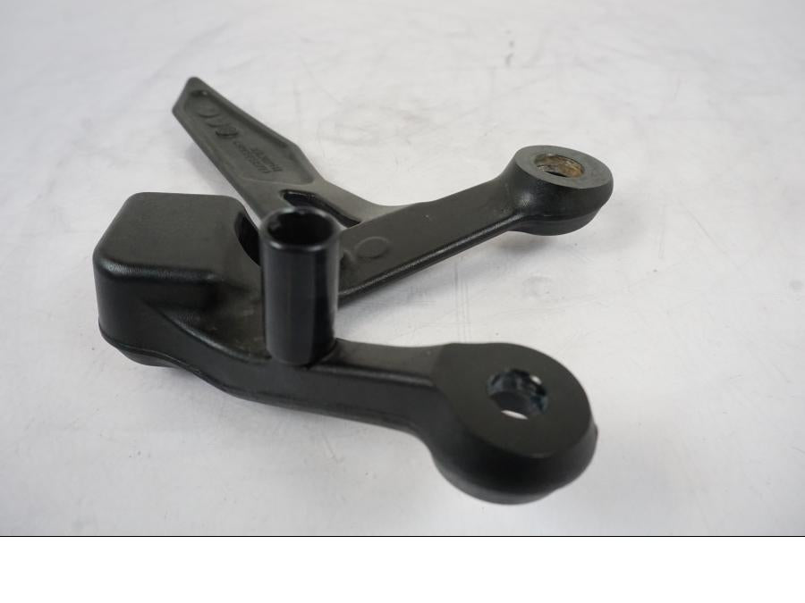 Höger sida på Fotpinnefäste från en KTM 790 Duke -2019 motorcykel.