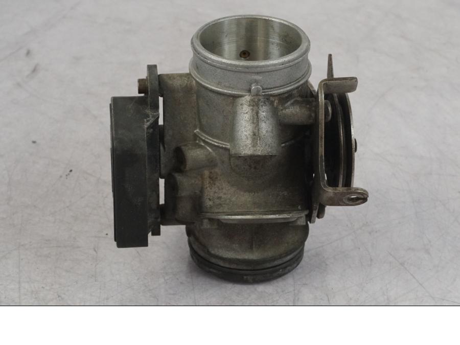 Baksidan på Spjällhus från en BMW R 1100 GS -1998 motorcykel.