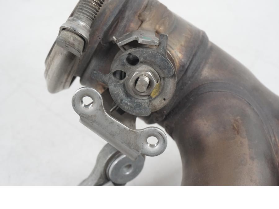 Baksidan på Mellanrör från en Ducati Hyperstrada -2013 motorcykel.