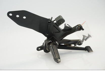 Framsidan på Fotpinnefäste från en Kawasaki ZX-10R -2008 motorcykel.