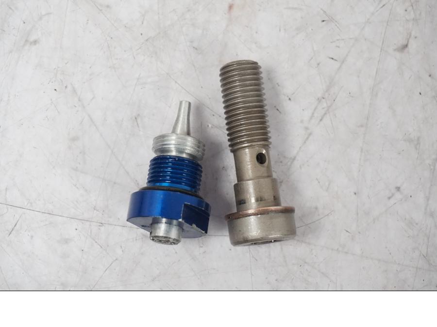 Höger sida på Gaffelbensdelar från en Buell 1125 R -2008 motorcykel.