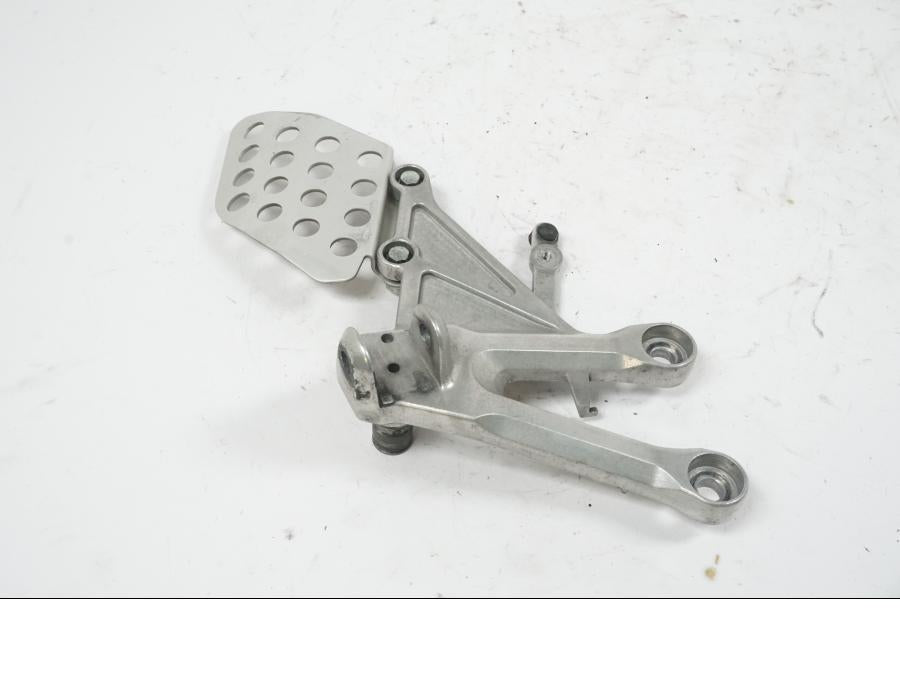 Framsidan på Fotpinnefäste från en Honda CBR 1000 RR -2004 motorcykel.