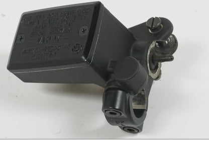 Baksidan på Bromshuvudcylinder från en Yamaha XJ 6 -2011 motorcykel.