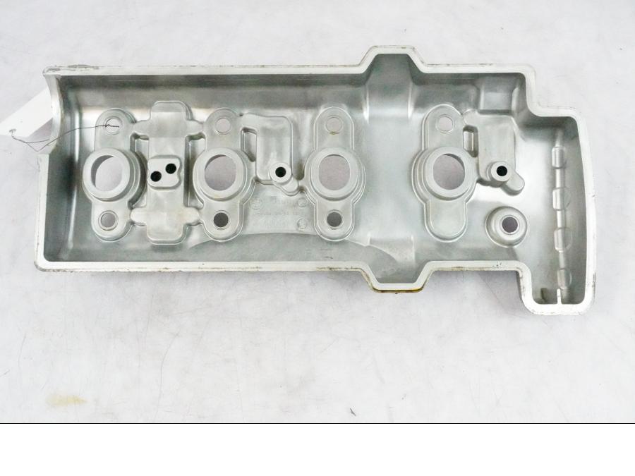 Snett uppifrån på Ventilkåpa från en BMW K 1200 S -2005 motorcykel.