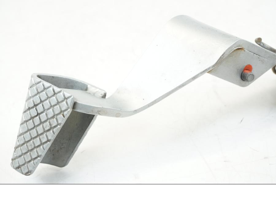 Snett nerifrån på Bromspedal från en BMW K 1200 LT -2004 motorcykel.