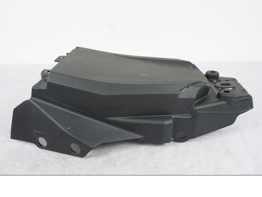 Vänster sida på Undertail från en KTM 390 Duke -2018 motorcykel.