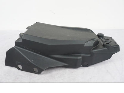 Vänster sida på Undertail från en KTM 390 Duke -2018 motorcykel.