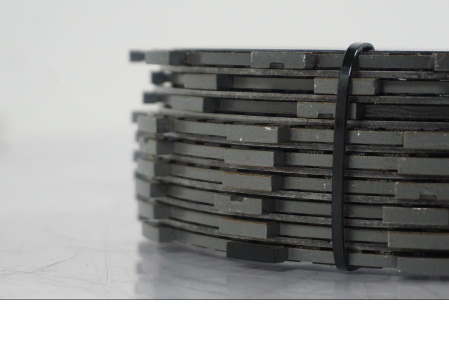 Vänster sida på Lameller från en H-D Softail Standard FXST -2001 motorcykel.