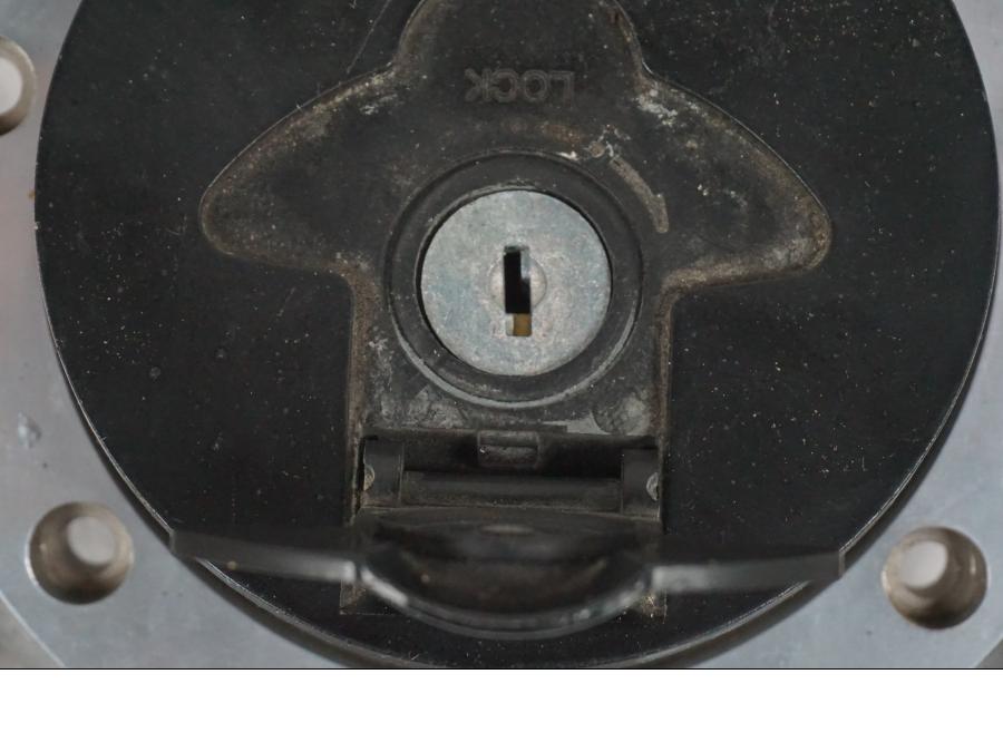 Snett uppifrån på <p>Låssats från Kawasaki ZXR 400 1992.</p>

<p>Tändningslås, tanklock, sadellås och 2st nycklar.</p> motorcykel.