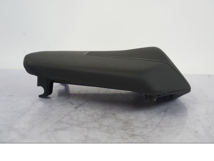 Baksidan på Sadel från en KTM 1290 Super Duke -2019 motorcykel.