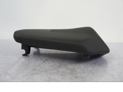 Baksidan på Sadel från en KTM 1290 Super Duke -2019 motorcykel.